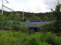 Lokomotiva táhne vlak do Brna, zde železniční trať vede tunelem pod chráněným územím.