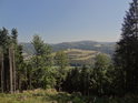 Čepičkův vrch pohledem z pod vechu Ochoza přes údolí řeky Svratky.