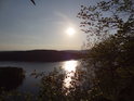 Slunce se zrcadlí v hladině Sečské přehrady, což je hezky vidět z Ohebu.