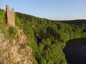 Hezký boční pohled na věž hradu Oheb a přilehlé chráněné území nad hladinou Sečské přehrady.