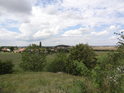 Pohled z Pazderny přes osadu Na Pazderně na blízké chráněné území Číčovický kamýk.