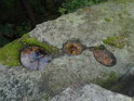 Trojice skalních misek s vodou na Píšťale.