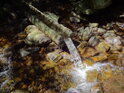 Dřevěný žlab vede vodu spolehlivě až do doby, než zetlí.
