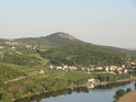 Kopec Radobýl pohledem z kopce Lovoš přes řeku Labe a obce Malé Žernoseky a Michalovice.