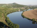 Kopec Radobýl pohledem z kopce Kalvárie přes řeku Labe a obce Velké Žernoseky a Michalovice.
