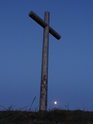 Ocelový kříž na vrcholu Radobýlu při Měsíci, vycházejícím nad městem Litoměřice.
