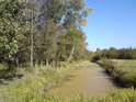 Mrtvý kanál nedaleko Ranšpurka naznačuje místní vodní poměry.

