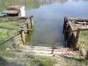Dřevěné schůdky do rybníka Datlík.