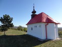 Kaple Panny Marie Sněžné na Santonu je hezky barevně vydařená.