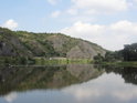 Sedlecké skály pohledem přes oblouk Vltavy z jejího levého břehu od Sedlece.