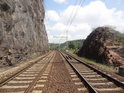Dvoukolejná železniční trať Praha – Kralupy nad Vltavou mohla být postavena jen za cenu vylámání kusu Sedleckých skal.