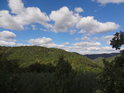 Nádherný výhled na lesnaté kopce nad řekou Svratkou nedaleko obce Borač.