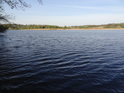 Za hladinou rybníka Štěpán můžeme spatřit obrysy obce Děhylov.
