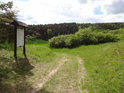 Cesta kolem informační cedule k chráněnému území Strabišov-Oulehla.