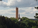Vodárenská věž v Práčově poněkud bez skrupulí svojí výškou zastiňuje kostel sv. Jakuba Většího.