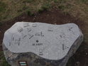 Mapa do kamene vyrytá na vrcholu Stránské skály.