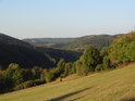 Vlevo je údolí Brťovského potoka vzadu pak údolí řeky Svratky.