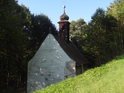 Kaple Nejsvětější Trojice pohledem od chráněného území Švařec.