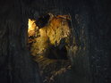 Tajuplný průchod v Mladečských jeskyních.
