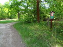 Zdvojená úřední cedule při lesní cestě Petrovice nad Orlicí – Třebechovice pod Orebem.