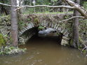 Kamenný klenutý mostek přes Vortovský potok.
