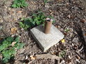 Čnící uříznutá železná trubka v betonové patce je pravděpodobně pozůstatek po nějaké ceduli.
