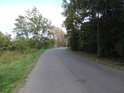 Silnice od Šlapanic k Bedřichovicím, vpravo se nachází chráněné území Velký Hájek.
