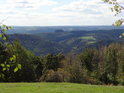 Výhled ze Svratecké pahorkatiny přes údolí řeky Svratky.