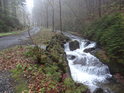 Mlžné odpoledne v místech, kde Stříbrný potok vstupuje k vodopádům.