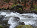 Voda proudí prudce přes kameny Stříbrného potoka.