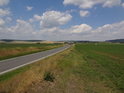 Pohled po silnici od Rokycan na Osek z místa poblíž dálnice D5.