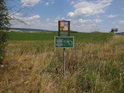 Úřední a informační cedule v jednom z rohů chráněného území Vosek u dálničního nadjezdu.
