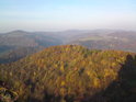 Západní pohled z Vrabince je v zajetí podzimních barev okouzlující.
