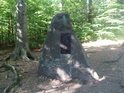 Pamětní kámen u rozcestí pod vrcholem Žákovy hory s podobiznou Zdenka Radoslava Kinského.