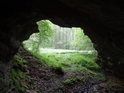 Pohled z jeskyně Peklo na údolí Volšovky.