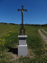 Ocelový kříž na kamenném podstavci na Zhůří.