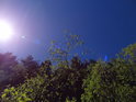 Sytě modrá jarní obloha nad bývalým lomem.