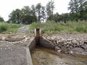 Hladní výpusť rybníka Zlámanec, kterým přímo protéká Vortovský potok.
